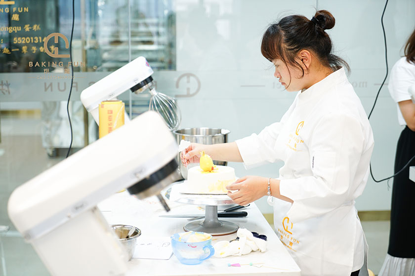 蛋糕職業培訓學校哪家比較好?烘趣西點蛋糕培訓學校怎么樣