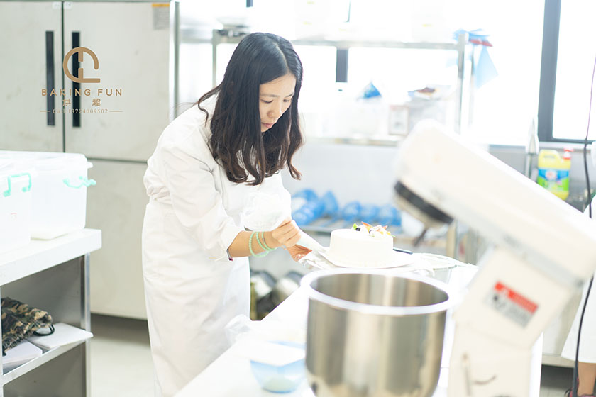 想學做蛋糕,蛋糕師培訓需要多久才能學會?